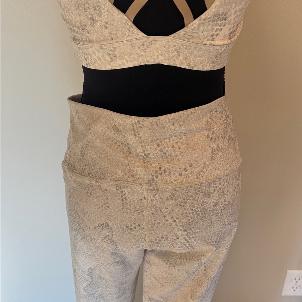 Women's 3-Piece Light Snakeskin Design Athletic Attire NWOT, Never Worn - Picture 4 of 10